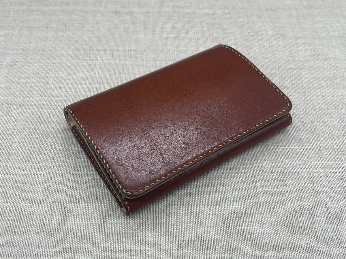 gaku_jp_'s tweet photo. ■名刺入れ
外側:BULGARO:Cognac
内側:ヌメ革
meisi super fine:Gold
息子の就職祝いに名刺入れを作りました😊
#レザークラフト
#名刺入れ
#名刺ケース
#BULGARO
#kawamuraleather
#meisi
#meisisuperfine
#GlobalHigh_endTools
#チェーンステッチ
#ALLforleather https://t.co/7KgBseBzNm