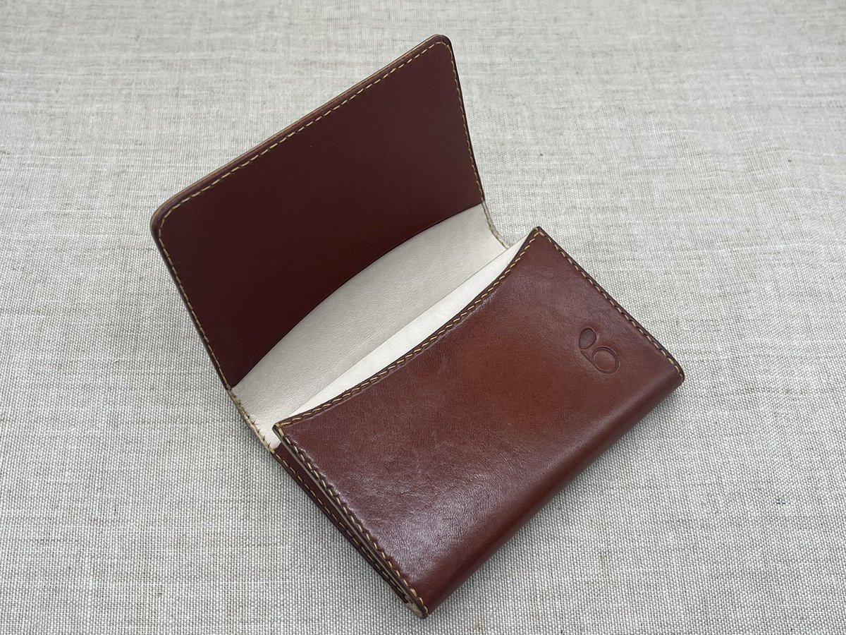 gaku_jp_'s tweet photo. ■名刺入れ
外側:BULGARO:Cognac
内側:ヌメ革
meisi super fine:Gold
息子の就職祝いに名刺入れを作りました😊
#レザークラフト
#名刺入れ
#名刺ケース
#BULGARO
#kawamuraleather
#meisi
#meisisuperfine
#GlobalHigh_endTools
#チェーンステッチ
#ALLforleather https://t.co/7KgBseBzNm