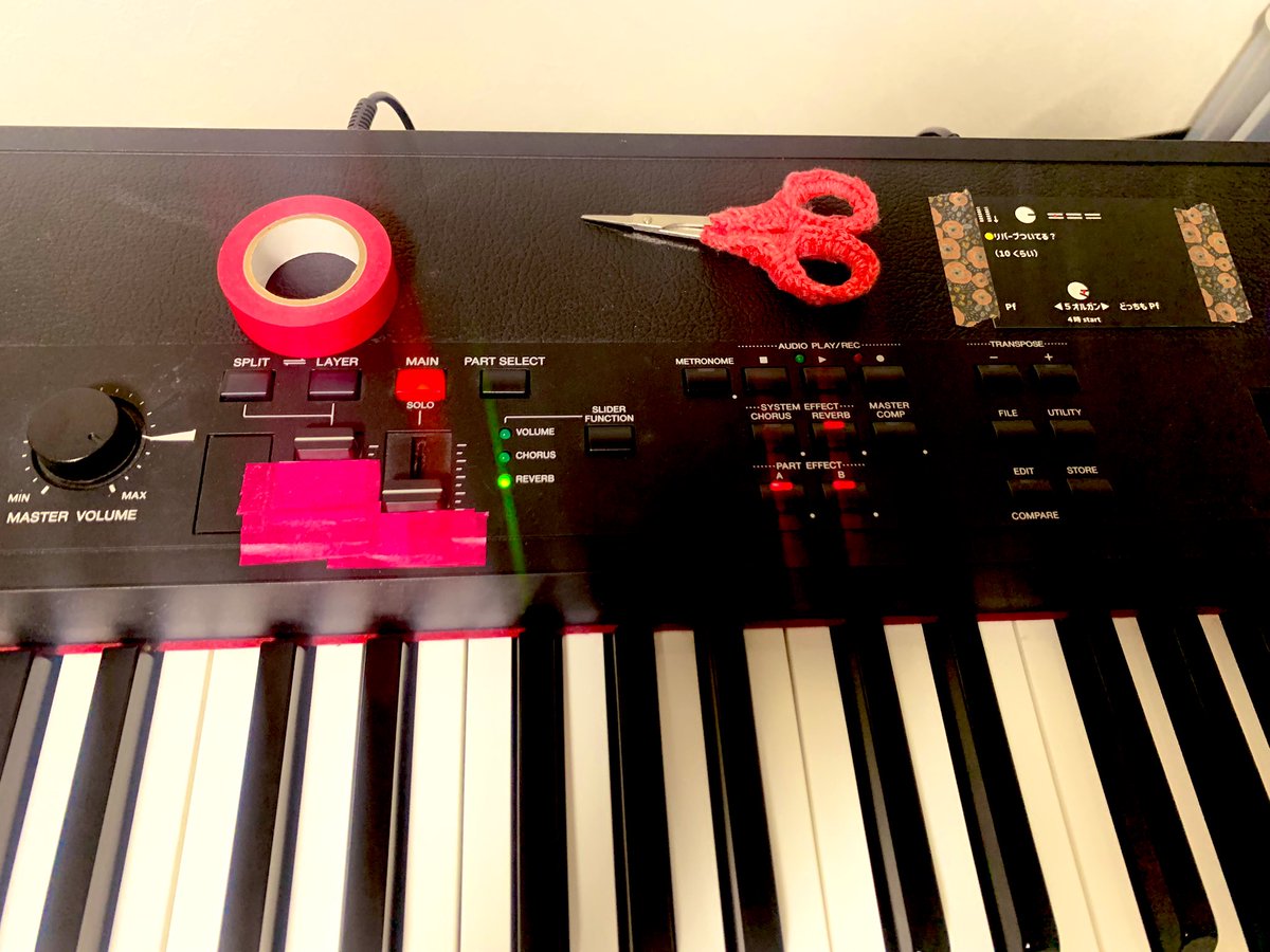 shigadon's tweet photo. 長いこと、電源付けて弾くだけだったこの鍵盤。
ついに音色ストアしたり、演奏中にリアルタイムでいじったりということを覚えました。(遅!)
本番前のセッティングの確認や、操作が間に合わないとこを補うべく、工作の夜。こういう仕込み好きなんよ。
#CP40 #YAMAHA #keyboard #piano https://t.co/il4vKs5S5V