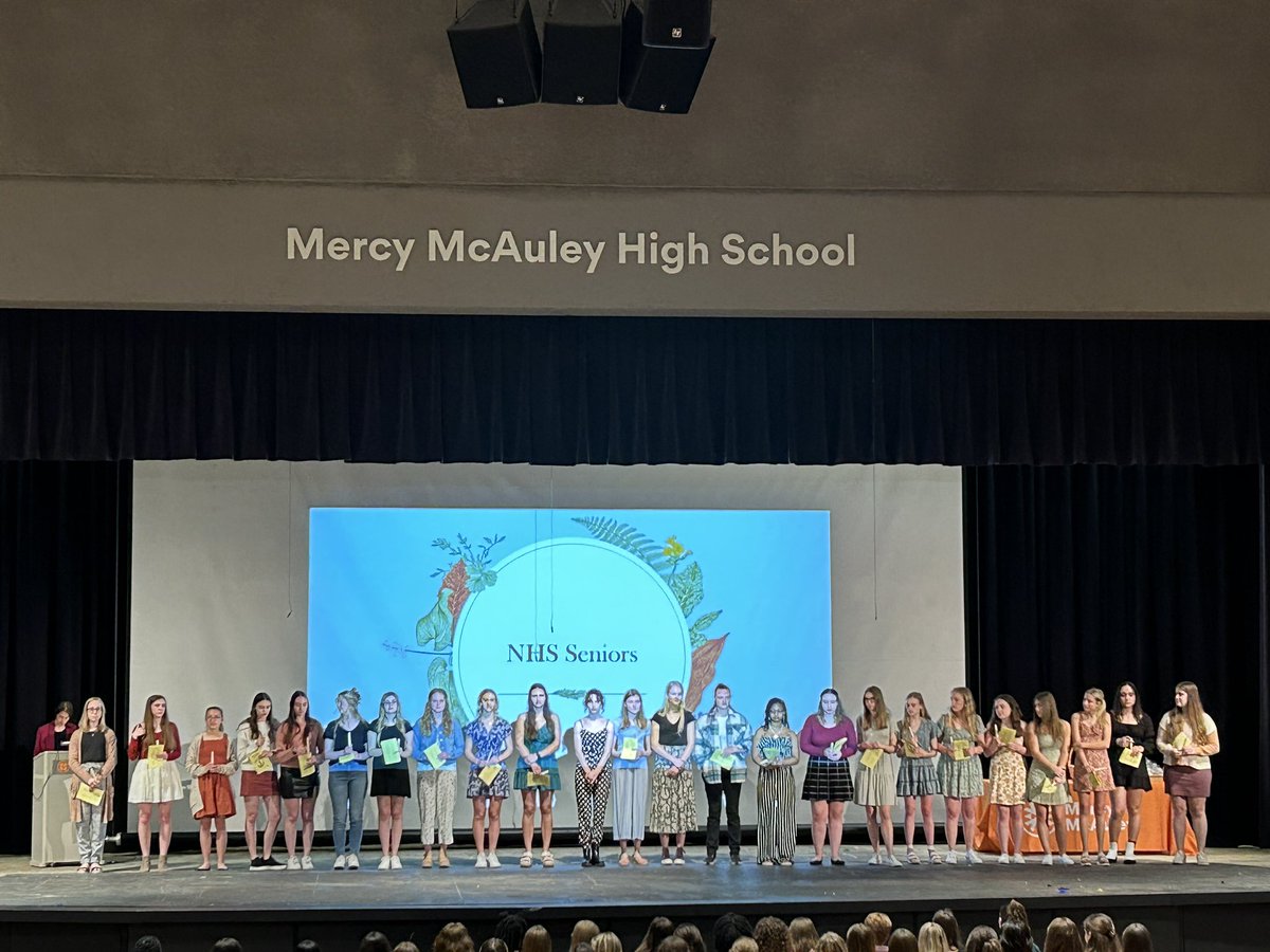 Congrats to all our students who were inducted into the National Honor Society last night! #BeKnown #BeChallenged #BeGreat mercymcauley.org/about-us/nes/n…