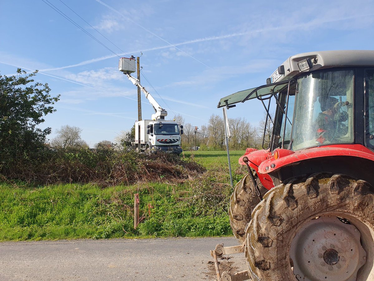 enedis_pdl's tweet photo. Chantier 🚧 À #Aizenay, les équipes d'@Enedis et de ses entreprises partenaires @Eiffage et GT Vendée réalisent des travaux de rénovation sur le réseau 20 000 V.

2⃣km, 1⃣8⃣0⃣ isolateurs, 3⃣ transformateurs remplacés pour moderniser et fiabiliser la fourniture de l'électricité https://t.co/GiKZLtmhrE
