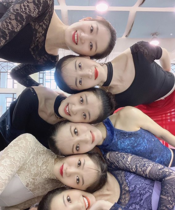 Qazdaichuk's tweet photo. 翻到了以前在学芭蕾时和同学的合照. 
私下我们都是对肉体有欲望的女孩🫦
所以悄悄的拍下了图2的合照 #芭蕾  
时光荏苒我依旧对性爱有病态般的渴望😳#性瘾
哥哥们想试试我久经战场的一字马吗？ https://t.co/TIlPOJ3RaL