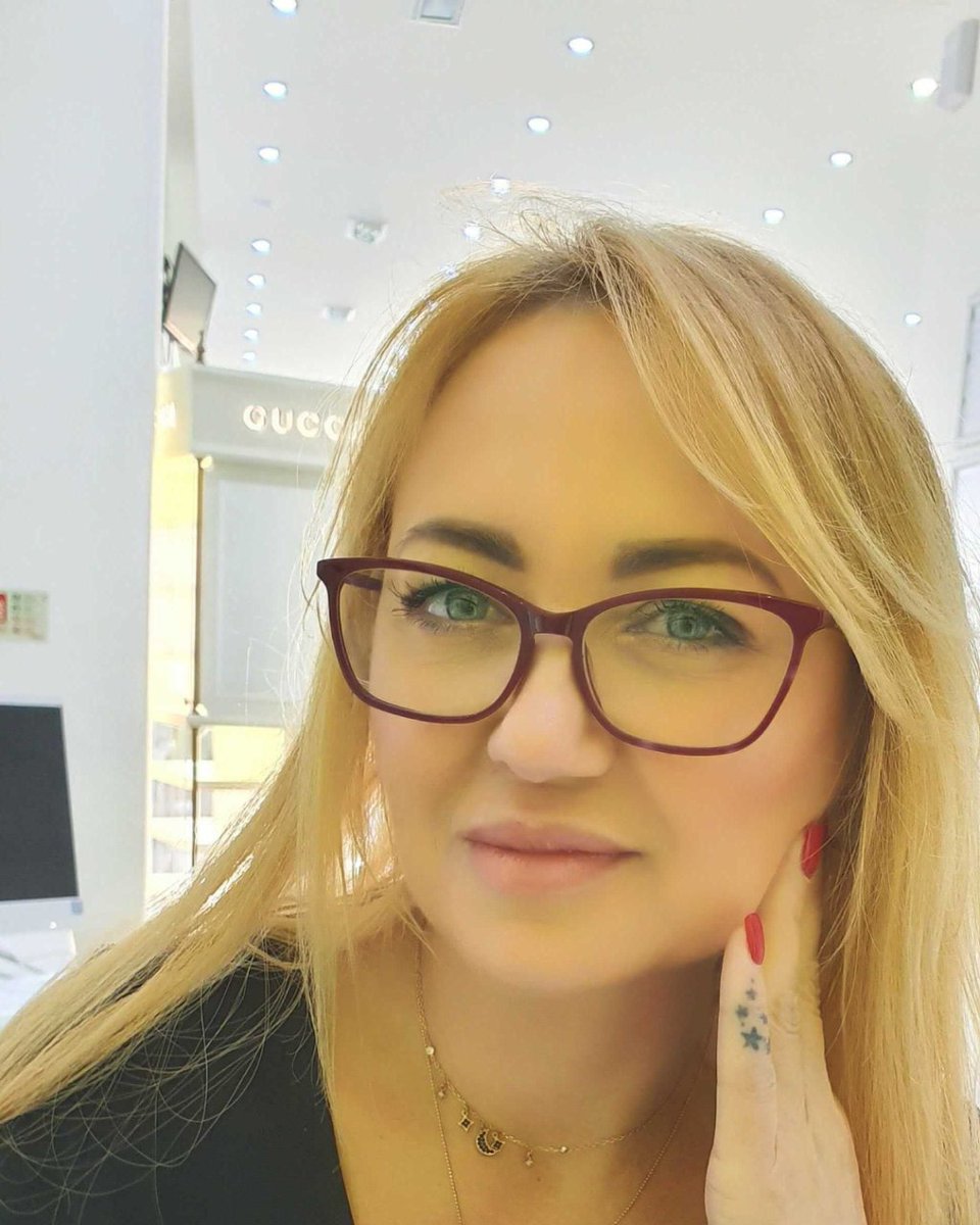 Confidence is the ultimate accessory, and Renata rocks it flawlessly with her Gucci glasses 👌🏼✨ 
.
.
.
#GucciEyewear #FashionGoals #ConfidentlyBeautiful #sloughopticians #sloughbusiness #farnhamroad
