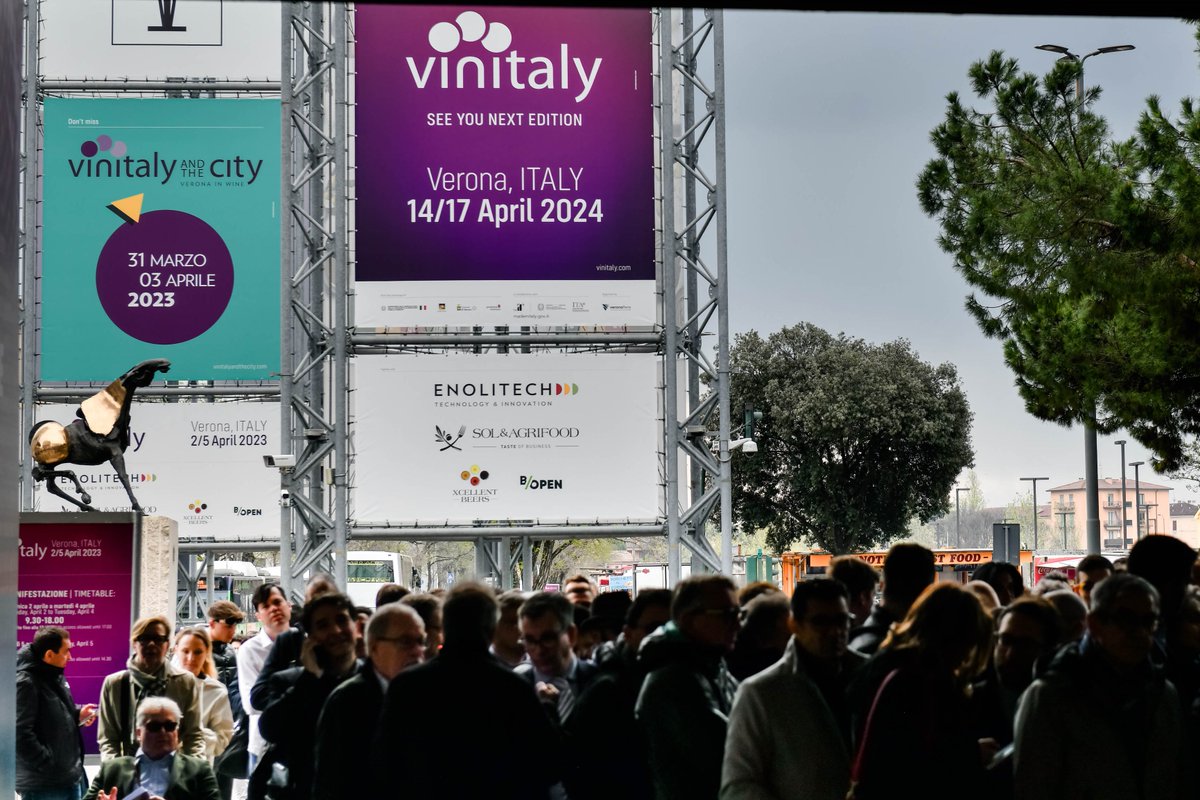 VRfiere's tweet photo. Chiude #Vinitaly2023: 93mila presenze. Record dall’estero con 29.600 operatori. +20% buyer stranieri da 143 Paesi. 1.000 #topbuyer invitati da #Veronafiere e Ice-Agenzia. A #Vinitalyandthecity oltre 45mila degustazioni (+50% sul 2022) Appuntamento al 2024: dal 14 al 17 aprile. https://t.co/V14uQnxt0N