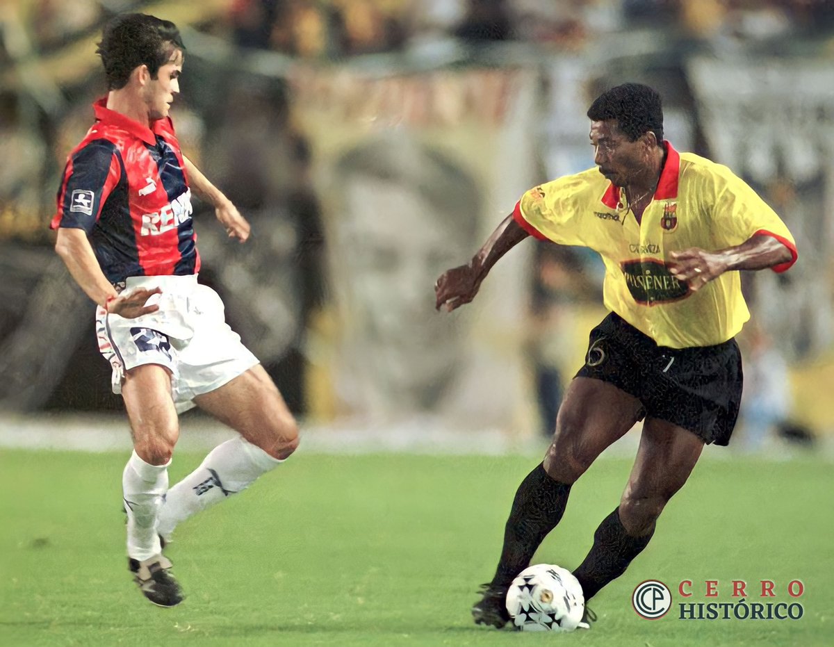 Cerro Porteño se vuelve a enfrentar hoy a un viejo conocido: Barcelona de Guayaquil. En la foto, Diego Gavilán y Capurro en el partido entre ambos equipos disputado en 1998 en el Defensores del Chaco por Copa Libertadores

📸Abc Color