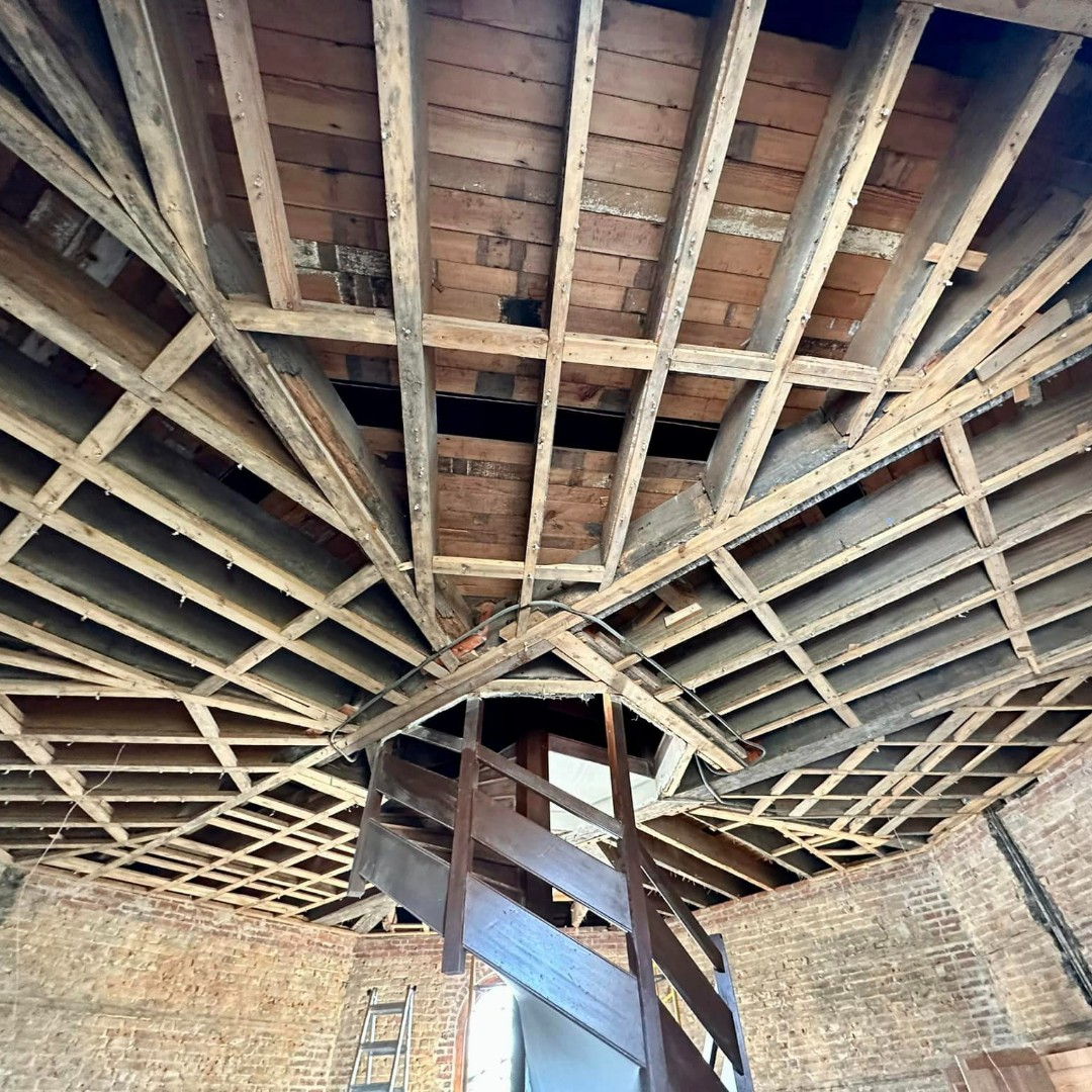 colonialwmsburg's tweet image. Check out this recent #reshare of work being done on the Magazine, as our Architectural Preservation and Research team works to remove modern strips between 18th-century timbers and 20th-century plaster. Their work has uncovered the original framing of the Magazine.