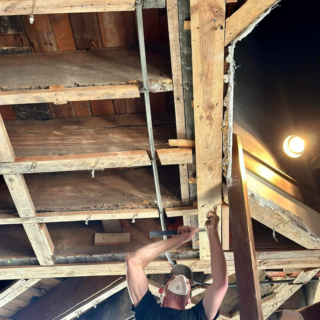 colonialwmsburg's tweet image. Check out this recent #reshare of work being done on the Magazine, as our Architectural Preservation and Research team works to remove modern strips between 18th-century timbers and 20th-century plaster. Their work has uncovered the original framing of the Magazine.