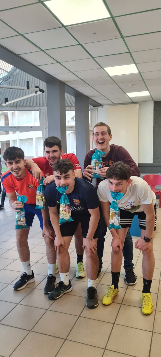 IEDigoin's tweet photo. Aujourd'hui #chasseauxoeufs à l'internat 😉 nos gagnants des épreuves avec énigmes et recherche dans la cour. Merci aux AED 😀 #internat #internatdexcellence #iex #lycée #collège #réussite #épanouissement #encadrement #educationnationale #cpe #managerdinternat #aed #printemps #🍫 https://t.co/F88n3PjTm8