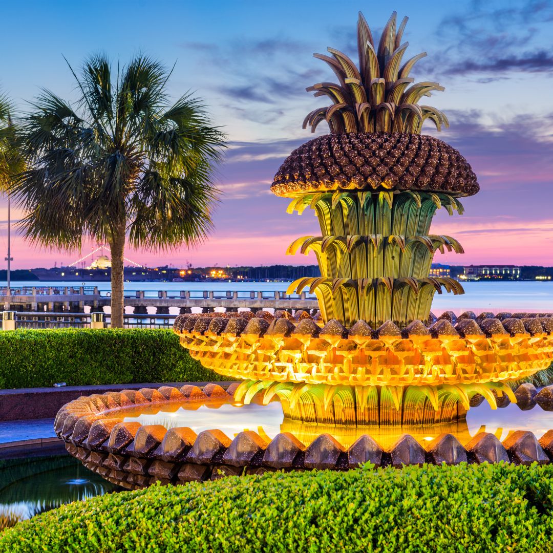 CofC's tweet photo. Hey #CofCBound students, meet you at the Pineapple Fountain 🍍
#cofc #collegeofcharleston #chs https://t.co/P7HmP1EKth