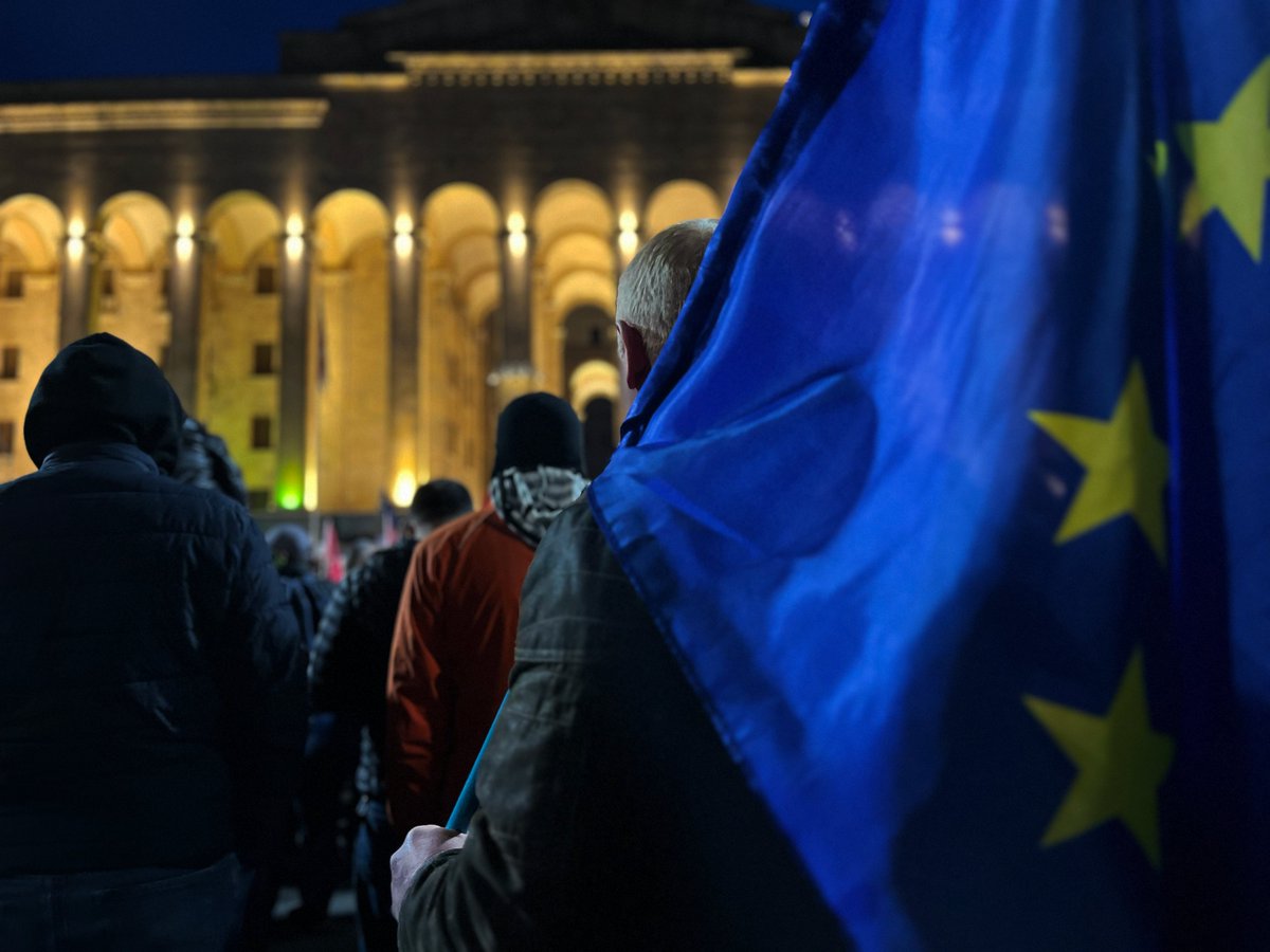 TPEuropa's tweet photo. In einer neuen Podcast-Folge #EUROPOLITIX schauen wir nach Georgien: Anfang März gingen dort viele Menschen auf die Straße, um gegen das sog. Agent*innen-Gesetz zu protestieren. 🇬🇪🇪🇺

Host @NAulbert begrüßt Redakteur @moritz_hergl, der u.A. mit @MikheilSarjvel1 gesprochen hat. https://t.co/oBKoYtZMFw