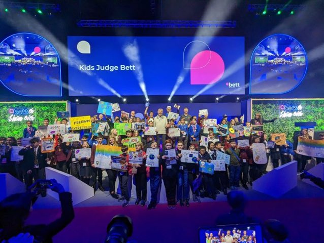 👇All TeamWork #KidsJudgeBett

🙏Immensely talented kids, teachers 🙏@davesmithict Compere 
🙏 @hyve_group Team @Baggynorris 

And Legend & Champion children & 📕 
(& teachers) Michael Rosen @MichaelRosenYes 

#Bett2023