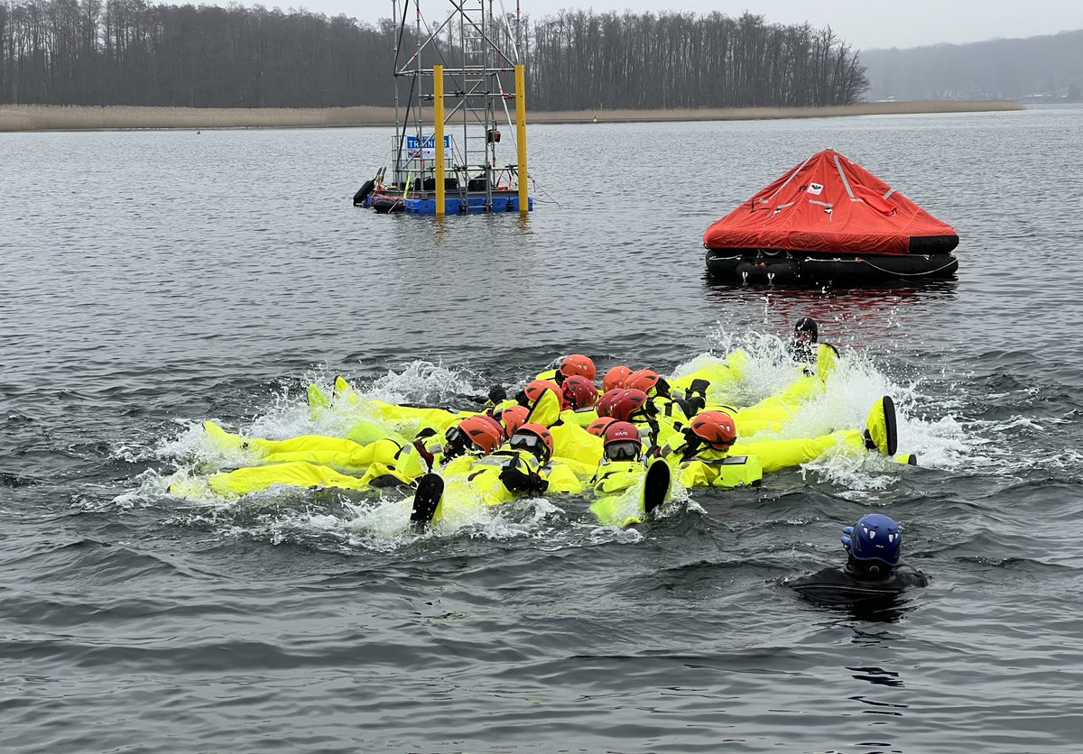 TridentArch's tweet photo. #SafetyFirst ! To be fit for our #offshore operations, we attended a GWO BST Offshore Training course at windhunter academy. Freezing weather made the Sea Survival a challenge, but Fire Fighting and Working at Heights were real fun 😃👌! https://t.co/m6RmGRtvFE