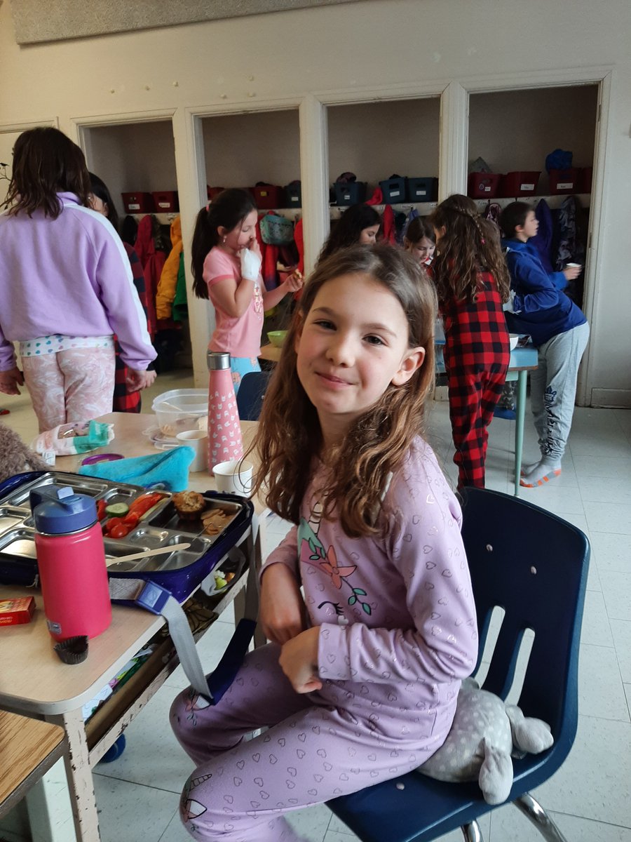 Last week, as part of their Social Studies Unit, our Grade 2/3 FI Class shared a feast of Indigenous dishes. #pvncinpsires