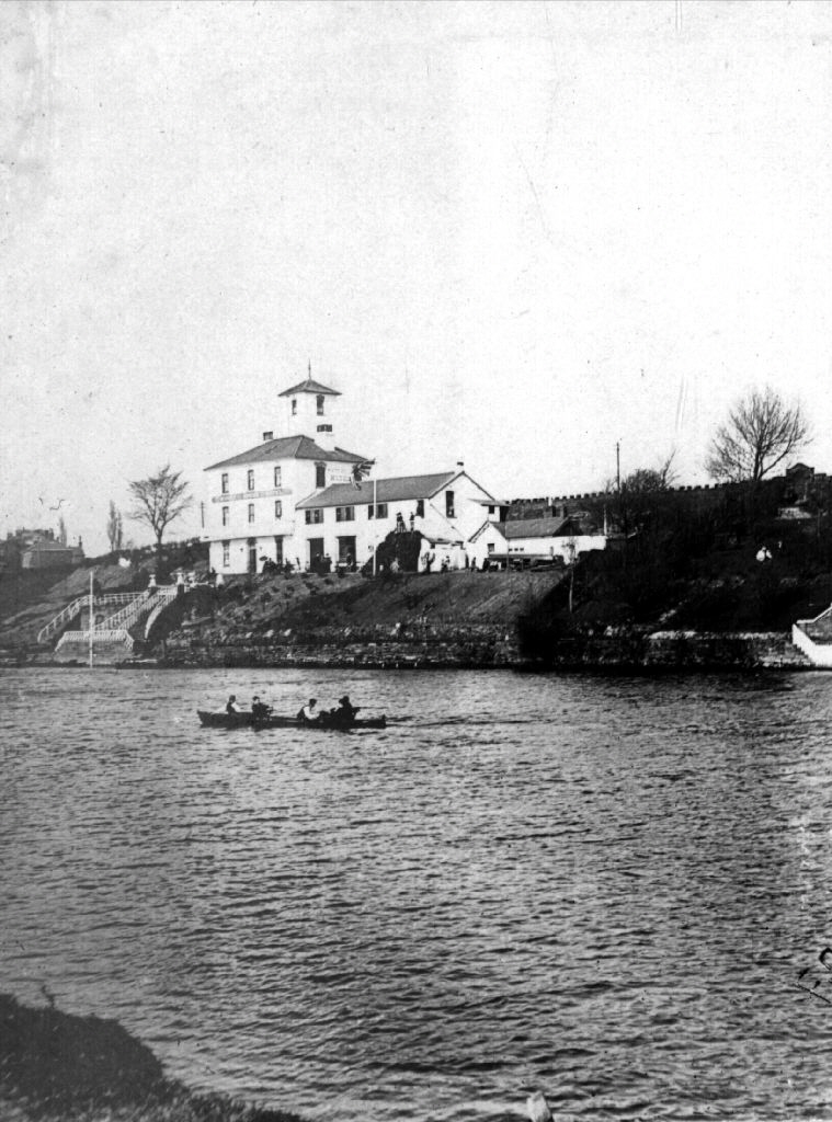 cwacmuseums's tweet photo. The History Hub's #WayBackWednesday choice is this wonderful photograph of the White House Hotel on the River Dee in #Chester. The image is dated circa 1896. https://t.co/d5wMR9TVqy