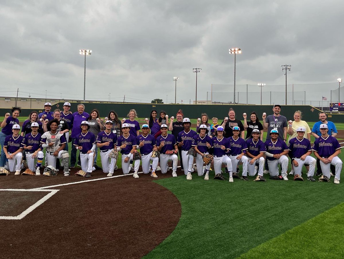 JVFalconBB's tweet photo. Thank you to all the teachers who came out to support last night! We appreciate YOU!⚾️🙌🏽

 @jvfalconsath @JVTVNews @mommaking22 @marroyopeterson @thomasbunch13 https://t.co/BGO39GSU1p