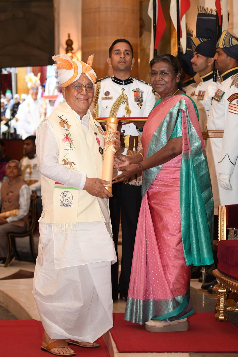rashtrapatibhvn's tweet photo. President Droupadi Murmu presents Padma Shri to Shri Thounaojam Chaoba Singh for Public Affairs. A veteran political leader of Manipur and a former Union Minister, he has worked for the upliftment of weaker sections and promotion of sports in Manipur. https://t.co/mX5CZ9nzAG