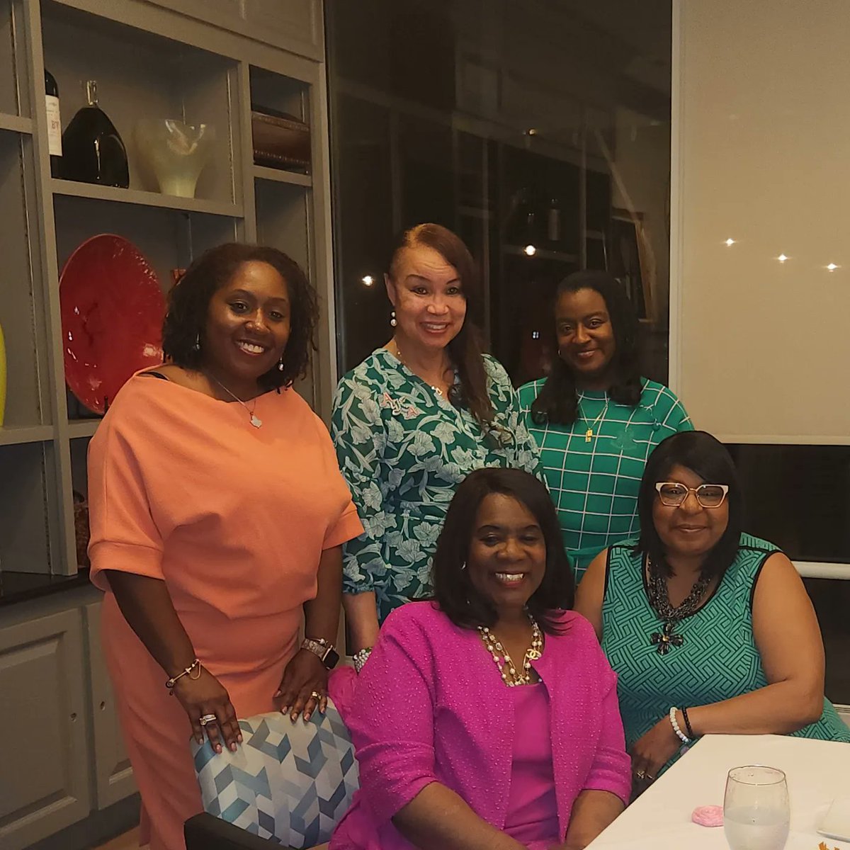 Sand120513's tweet photo. Gamma Delta Omega Chapter Dines with the 30th International President of Alpha Kappa Alpha Sorority, Incorporated .@GDOAKA .@akasorority1908 .@rerePnG91 #MidAtlanticAKA https://t.co/Zjha7tQXti