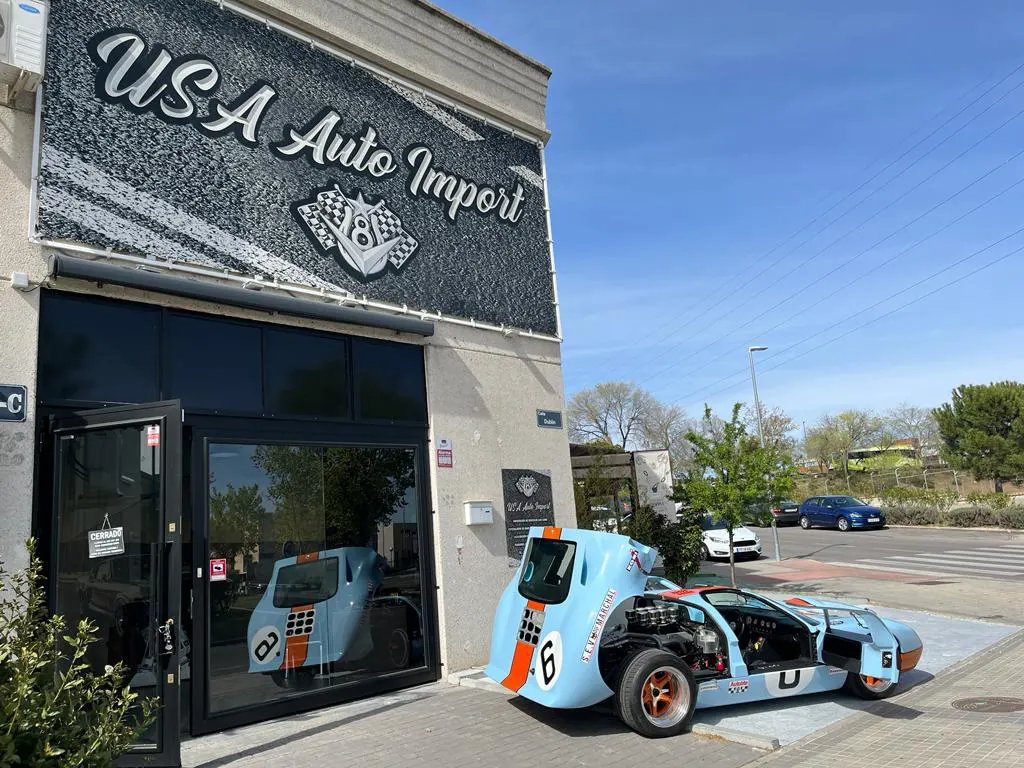 UsaAutoImport's tweet photo. El 1969 Ford GT Heritage es una edición especial de la marca que conmemora el éxito del GT40 en las 24 Horas de Le Mans de 1966 a 1969. Solo se fabricaron 343 unidades en 2006, y cuenta con un motor V-8 sobrealimentado de 5,4 litros que genera 558 CV de potencia y 678 Nm de par. https://t.co/mj7fhFUPtj