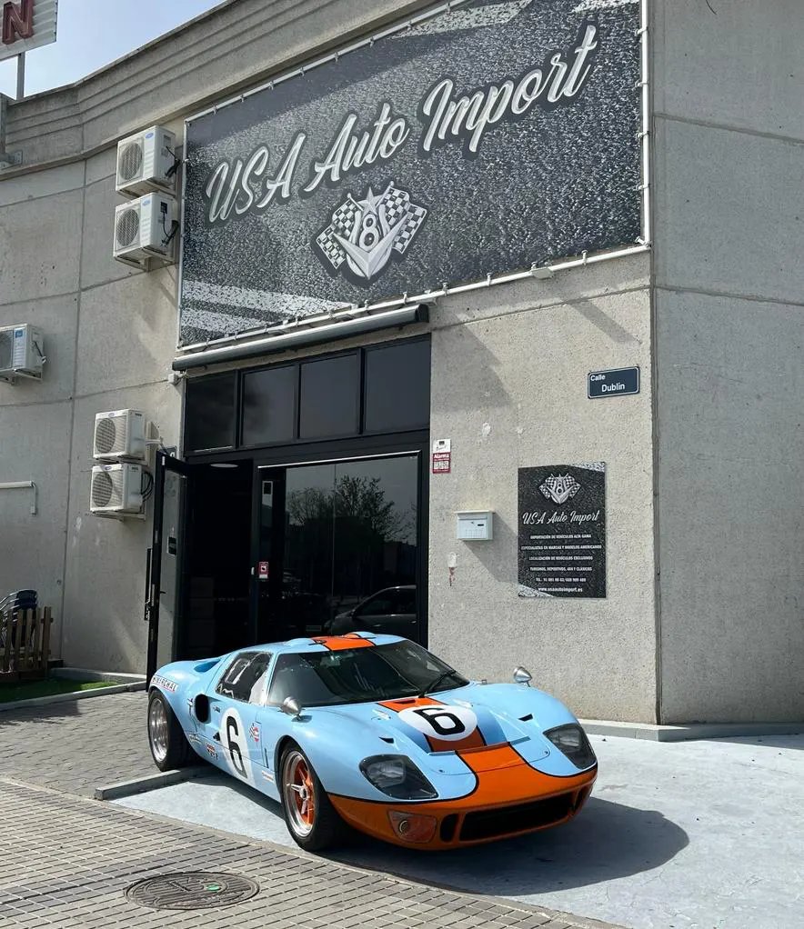 UsaAutoImport's tweet photo. El 1969 Ford GT Heritage es una edición especial de la marca que conmemora el éxito del GT40 en las 24 Horas de Le Mans de 1966 a 1969. Solo se fabricaron 343 unidades en 2006, y cuenta con un motor V-8 sobrealimentado de 5,4 litros que genera 558 CV de potencia y 678 Nm de par. https://t.co/mj7fhFUPtj