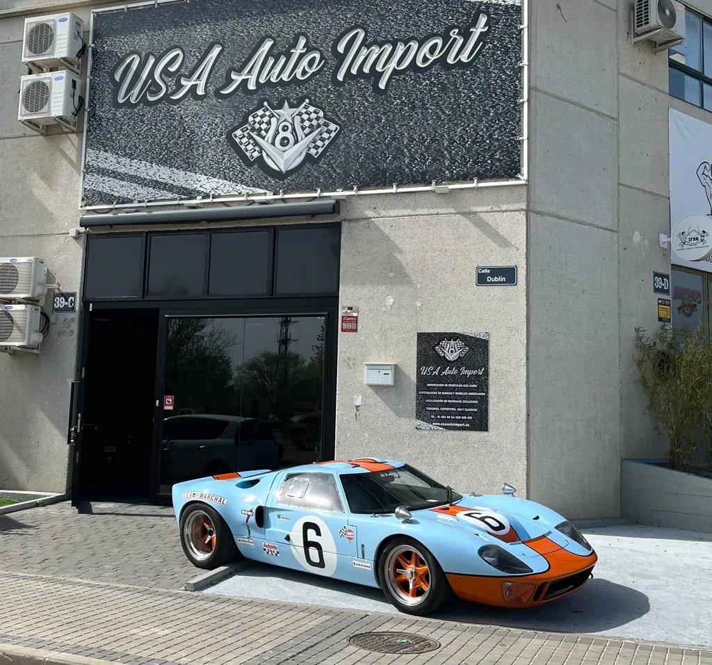UsaAutoImport's tweet photo. El 1969 Ford GT Heritage es una edición especial de la marca que conmemora el éxito del GT40 en las 24 Horas de Le Mans de 1966 a 1969. Solo se fabricaron 343 unidades en 2006, y cuenta con un motor V-8 sobrealimentado de 5,4 litros que genera 558 CV de potencia y 678 Nm de par. https://t.co/mj7fhFUPtj