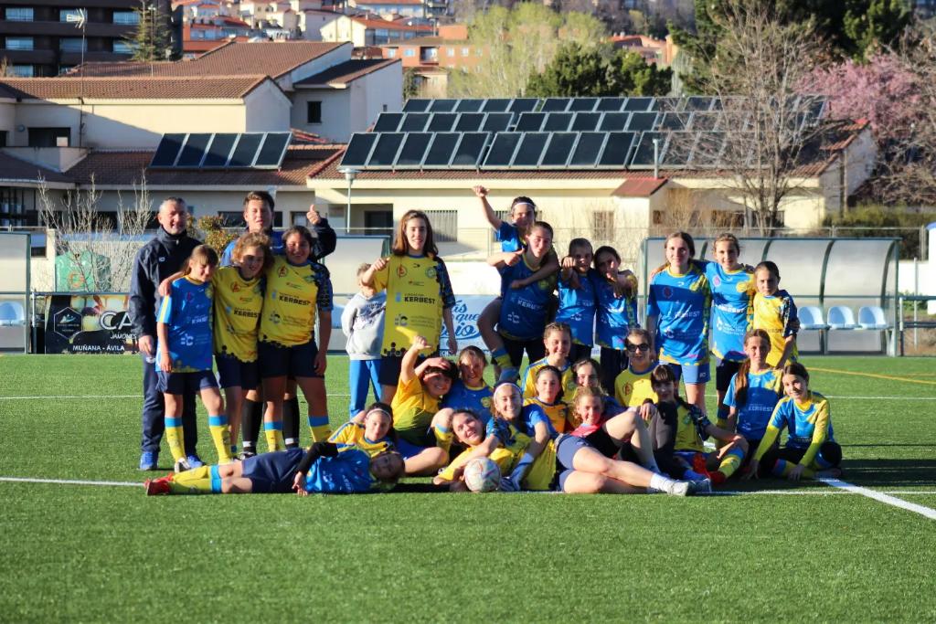 diocesavila's tweet photo. 📌 CANTERA | Fútbol Femenino 💛💜

No sabemos estar sin fútbol y si no tenemos partido.. nos lo inventamos!!!

Partido amistoso entre los equipos femeninos de categoría alevín e infantil 😊😊

#SiempreDioce #DiocesCantera 💛💙 https://t.co/jmVZpAlQLq