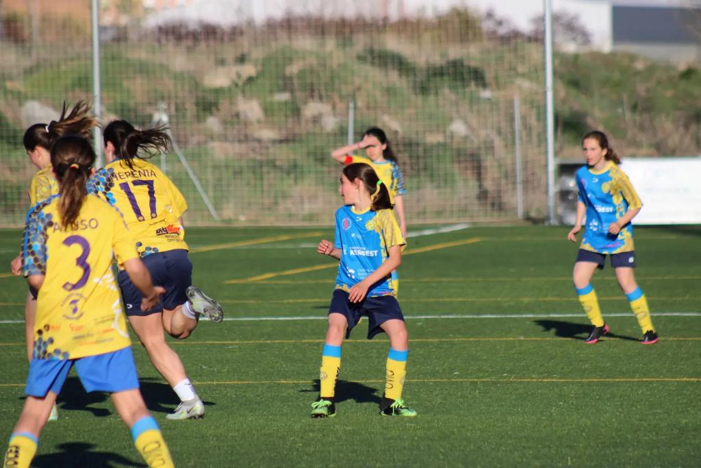 diocesavila's tweet photo. 📌 CANTERA | Fútbol Femenino 💛💜

No sabemos estar sin fútbol y si no tenemos partido.. nos lo inventamos!!!

Partido amistoso entre los equipos femeninos de categoría alevín e infantil 😊😊

#SiempreDioce #DiocesCantera 💛💙 https://t.co/jmVZpAlQLq