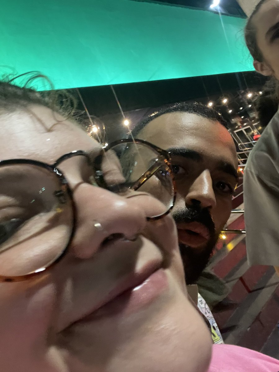 juliia_e's tweet photo. conheci o namoradinho trabalhando com o migo dele. ele já tinha ido no bar que a gente trabalhava 2x e estava namorando, mas a gente não tinha se encontrado. na 3x que ele foi, tava solteiro e foi a primeira vez que a gente se viu.
isso foi no final de 2021. seguimos ✨🩵 https://t.co/PB7xjivZpn