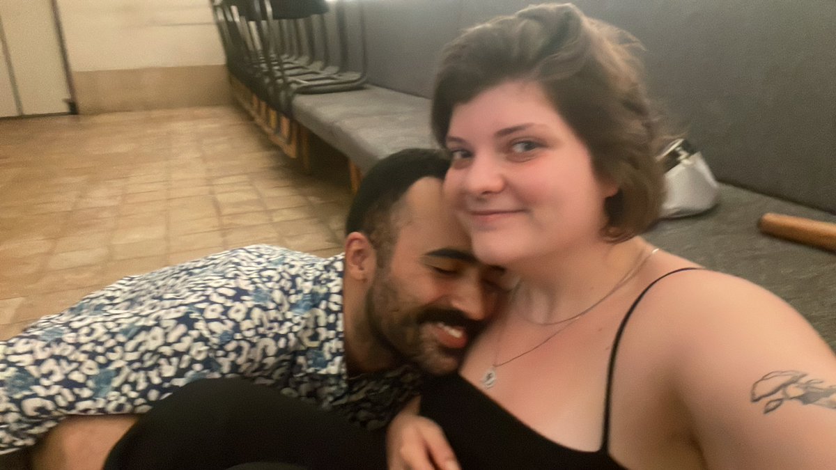 juliia_e's tweet photo. conheci o namoradinho trabalhando com o migo dele. ele já tinha ido no bar que a gente trabalhava 2x e estava namorando, mas a gente não tinha se encontrado. na 3x que ele foi, tava solteiro e foi a primeira vez que a gente se viu.
isso foi no final de 2021. seguimos ✨🩵 https://t.co/PB7xjivZpn