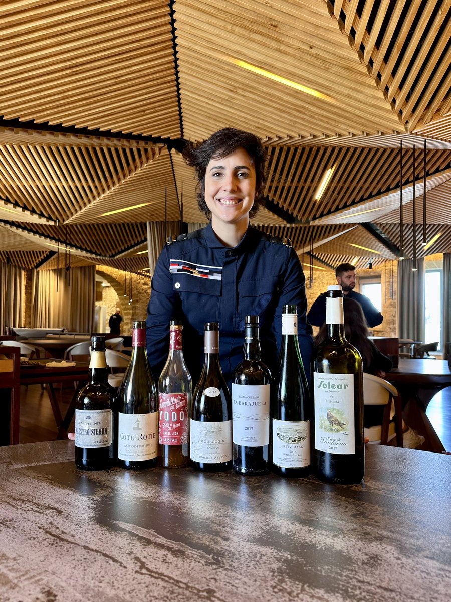 Genio y figura. Ya hablaremos de la comida. De los vinos… qué suerte tiene <a href="/chefdelmar/">Restaurante Aponiente. Ángel León</a> de tener a <a href="/Lucia_Vinos/">Lucia Fuentes</a>. Y qué suerte tenemos los que vamos a comer a Aponiente. Pedazo de equipo.