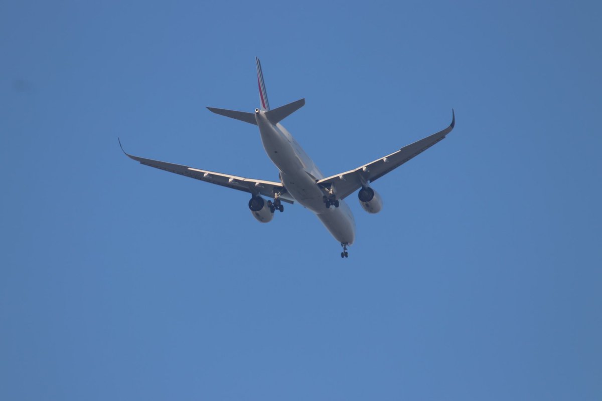 elpitch's tweet photo. L’A350-900 du vol #AF430 en finale 09 droite passant au dessus de Franconville. https://t.co/7nfTVwNXZs