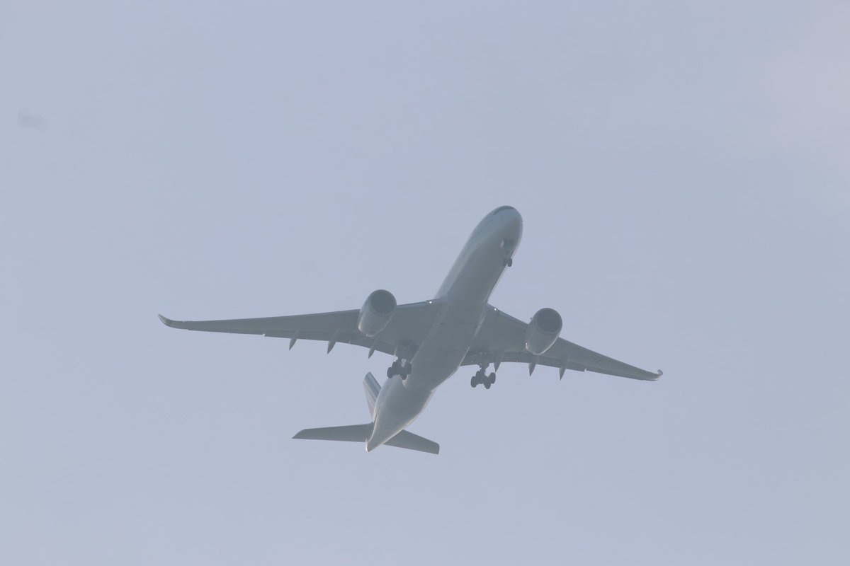 elpitch's tweet photo. L’A350-900 du vol #AF430 en finale 09 droite passant au dessus de Franconville. https://t.co/7nfTVwNXZs