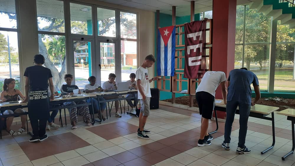 #Hoy es un día importante para nuestra comunidad universitaria, ¡se llevan a cabo las elecciones de la <a href="/feu_uci/">FEU_UCI</a> a nivel de universidad! ¡Vota por el futuro de nuestra casa de altos estudios! #EleccionesFEU #SomosUCI #UniversidadCubana #Cuba <a href="/FeuCuba/">FEU de Cuba</a> @GabyJacomino 🗳🎓✊