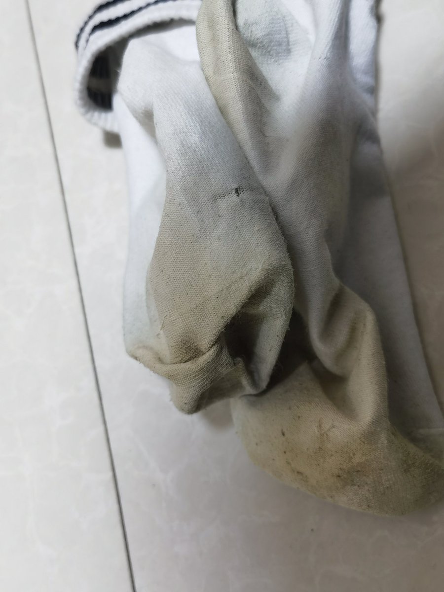 高中体育生袜子，真实的有腹肌，很帅气，没照片，味道属于一般臭，但是纯体育生，不骗人，而且长的寸头178，灰裤子有个大包，问起来有脚臭味。19.7米