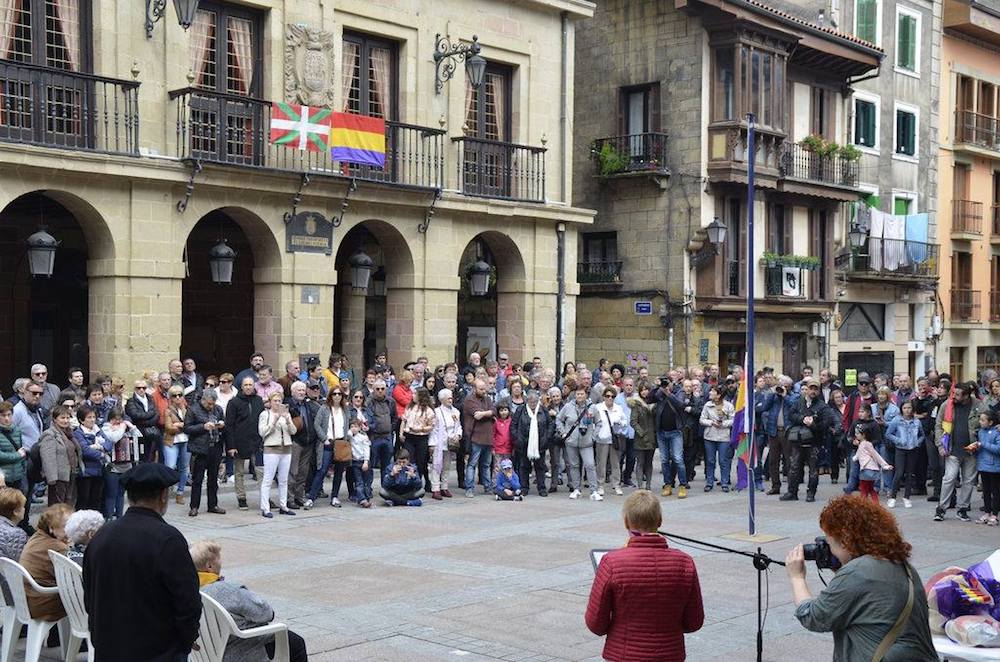 Errepublikaren aldeko aldarria lau haizetara zabalduko du Pikoketak
oarsoaldea.hitza.eus/2023/04/05/kal…
📸 <a href="/AgrupPikoketa/">AgrupPikoketa</a> 
#Errenteria #Orereta