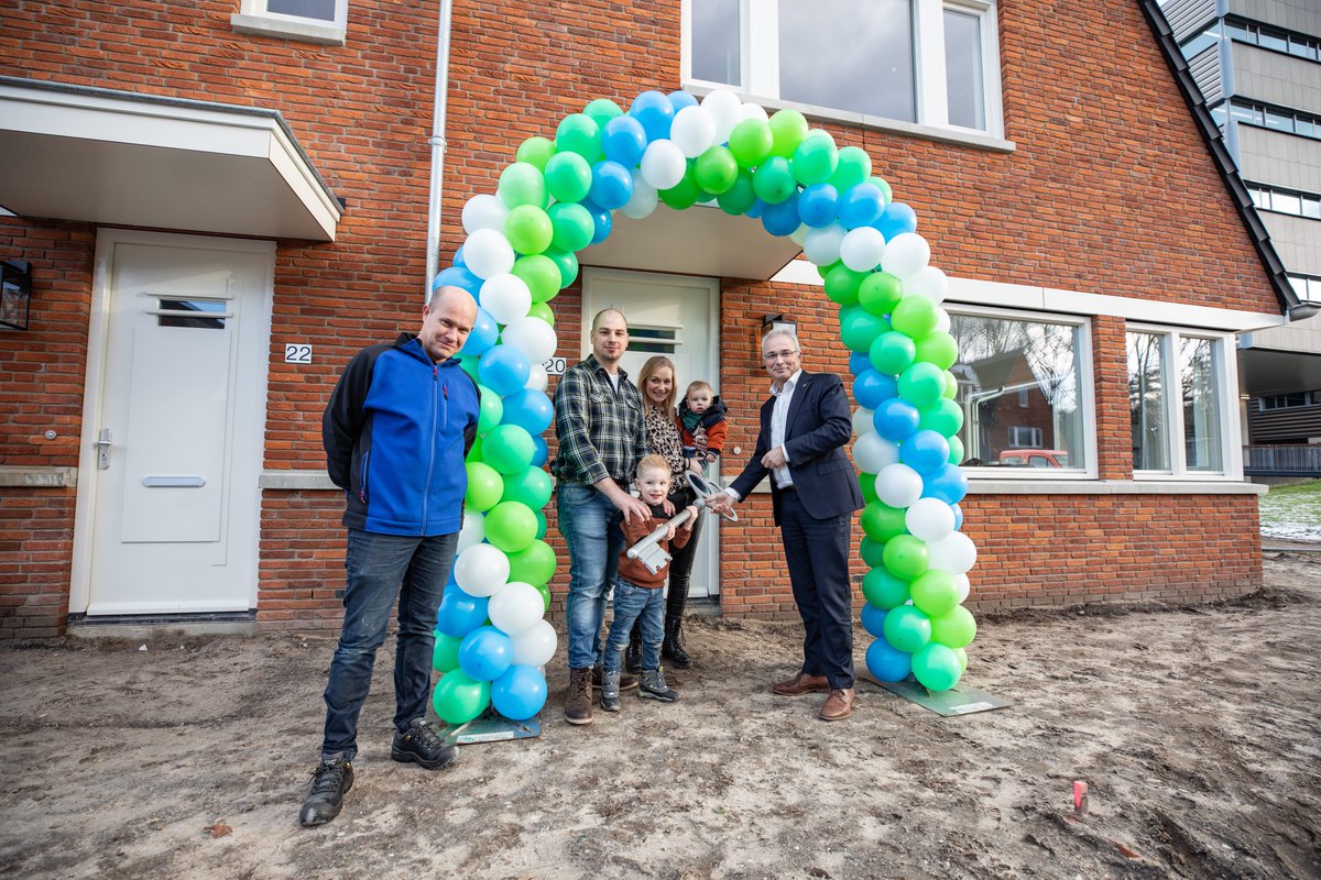 SHaverschmidt's tweet photo. Veruit de meeste nieuwe bewoners van de wijk #Ugchelen Buiten komen van verder weg, maar de familie Klein komt 'gewoon' uit Apeldoorn. "We kijken uit naar een veilig fietspad naar het dorp." https://t.co/Q05so5PuI6 (foto: Nikkels Bouwbedrijf) https://t.co/ErZeglyASm