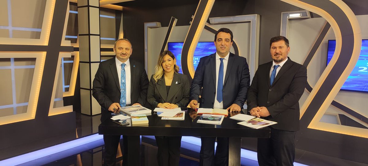 tugbayildizer's tweet photo. Bugün Milletvekili aday adayı arkadaşlarımızla birlikte, Tuğba Öz ve Ali Demir’in sunduğu SEÇİM 2023 programına konuk olduk. @astvbursa ekranında gündemi değerlendirdik. 

Damga damlaya, oylar DEVA’ya 💧🌱 https://t.co/9wl8VELl8M