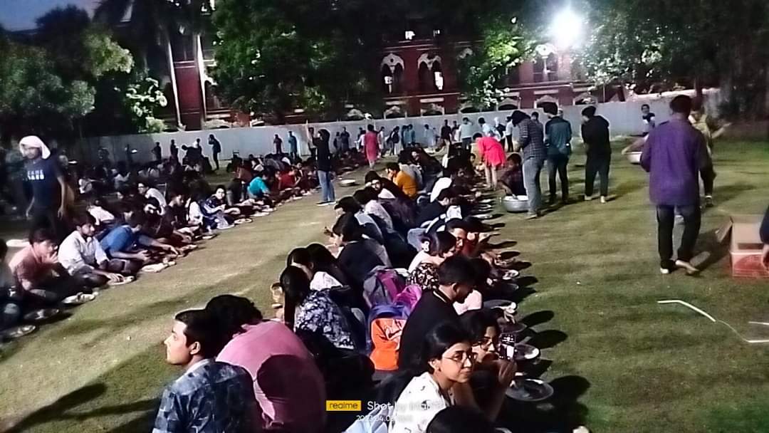 HinduVoice_in's tweet photo. #WestBengal
Today evening, Dawat-e-Iftaar organised at Presidency University, Kolkata. Most of the students joined this Iftar.
For information, this University didn't allow to do Saraswati Puja inside campus. Left students orprotested against Saraswati Puja.
This is #Secularism https://t.co/rwzx2ZD9Rc