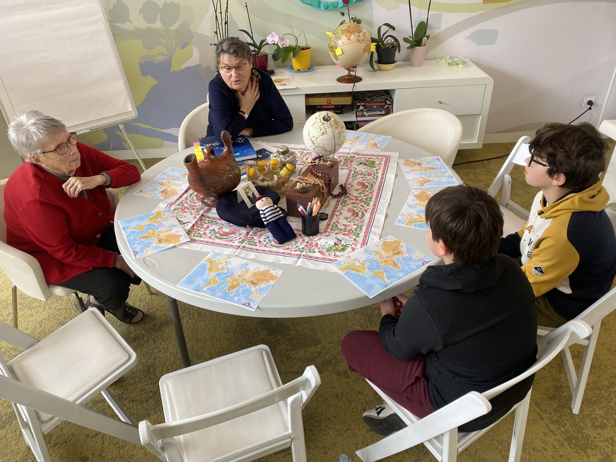 SENIORIALES D'EMERAINVILLE toujours prête aux rencontres intergénérationnelles ! Nous avons accueilli des élèves de CM2 à des tables du savoir.👩👩‍🦳
LE TOUR DU MONDE SANS QUITTER LA FRANCE,
LE LANGAGE CRÉOLE,CONTES  RUSSES,TRICOT,ÉCRITURE A LA PLUME etc 
Des amours !😍🥰