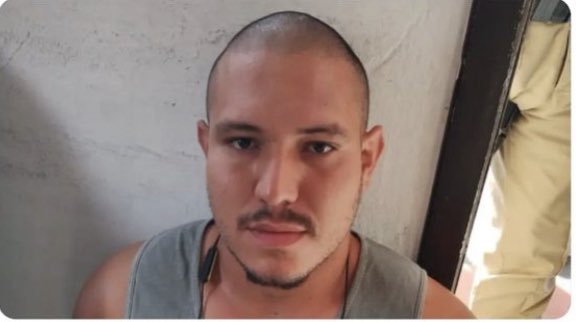 euAfonsosilva's tweet photo. Esse é o assassino que tirou a vida de 4 crianças na creche de Blumenau.

Nos EUA, seria pena de morte ou prisão perpétua. 

No Brasil, infelizmente, não fica nem 20 anos atrás das grades.

Qual punição você daria para um monstro desses? https://t.co/slbtwFn2pR