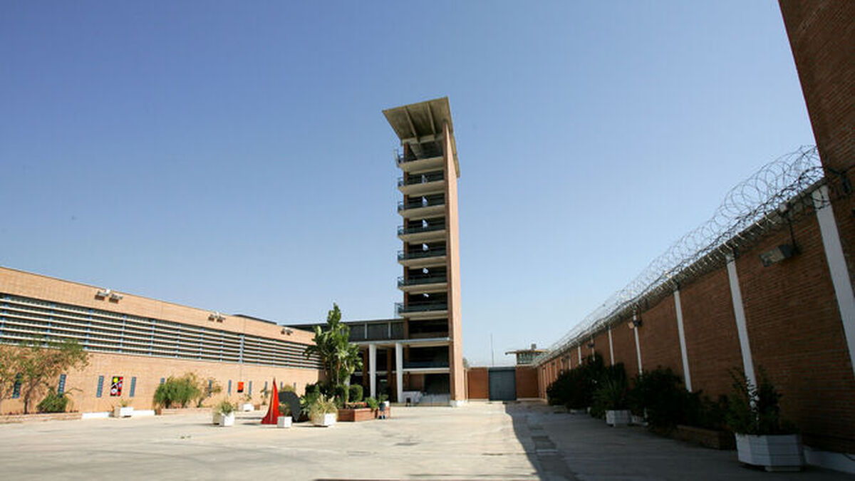 Agresión a un #funcionariosdeprisiones en el Centro Penitenciario de Málaga.  Tras separar al agresor en un pelea y ser cacheado le propina un golpe sin mediar palabra.
Coincide que hoy han vuelto a prorrogar considerarnos A.Autoridad
#sosprisiones 
#BastaYa
#MitrabajoTuseguridad