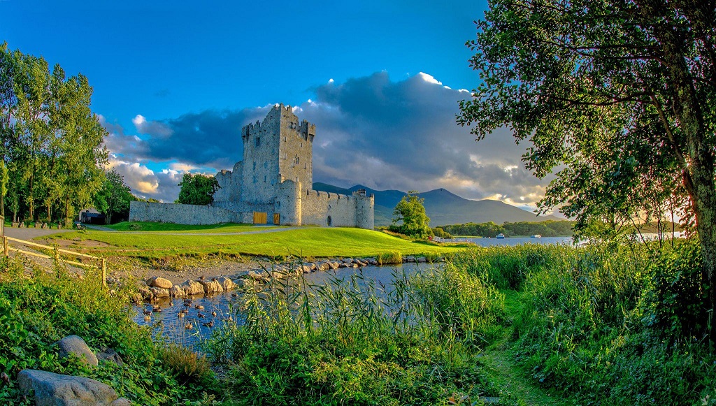 Planning a family holiday to Ireland and don't know where to start? Don't get overwhelmed by the numerous destinations to choose from. Check out #itinerary examples for a perfect long holiday! Click here bit.ly/3ZzONcF 

#Ireland #trip #tour #taxiservices #tourguide
