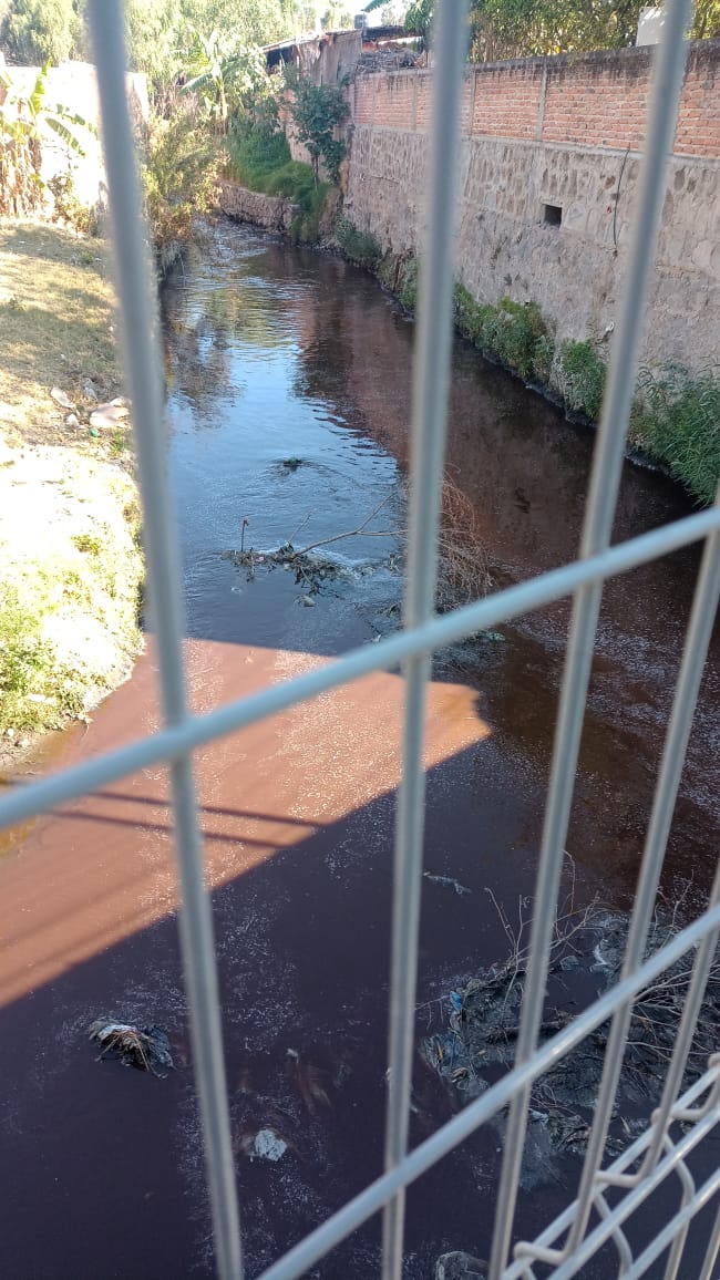 Con la total inacción (¿o complicidad?) de la @ConaguaJalisco, <a href="/PROFEPA_Mx/">PROFEPA</a>, <a href="/SemadetJal/">SEMADET Jalisco</a> y <a href="/ZapopanGob/">Gobierno de Zapopan</a>, contaminantes industriales son descargados impunemente en uno de los ríos más importantes del norte del Área Metropolitana de Guadalajara, el río Blanco, ya solo de nombre.