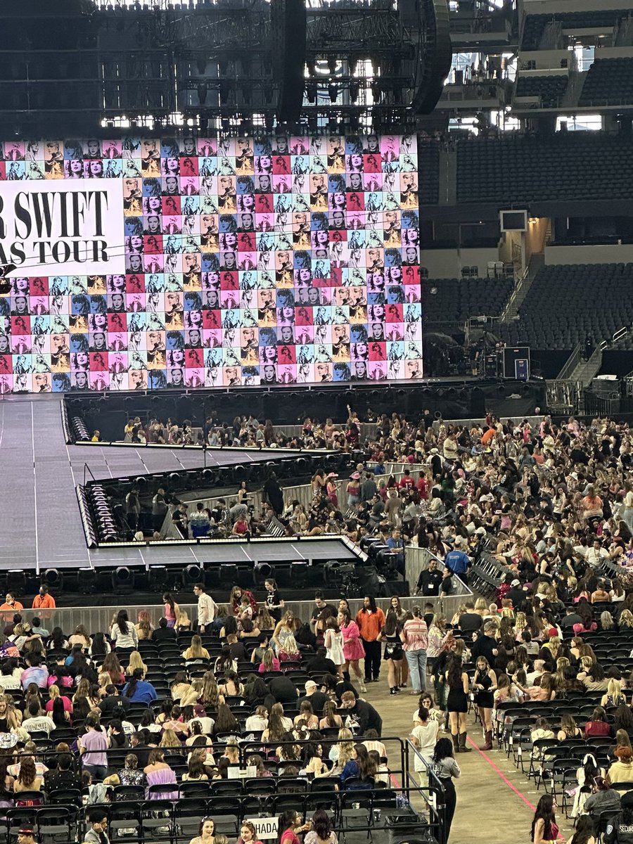 yatesbaroody's tweet photo. @thestate Also #FactCheck there are no seats “somewhat behind the stage.” I was there 🎵 https://t.co/NihATba2oD