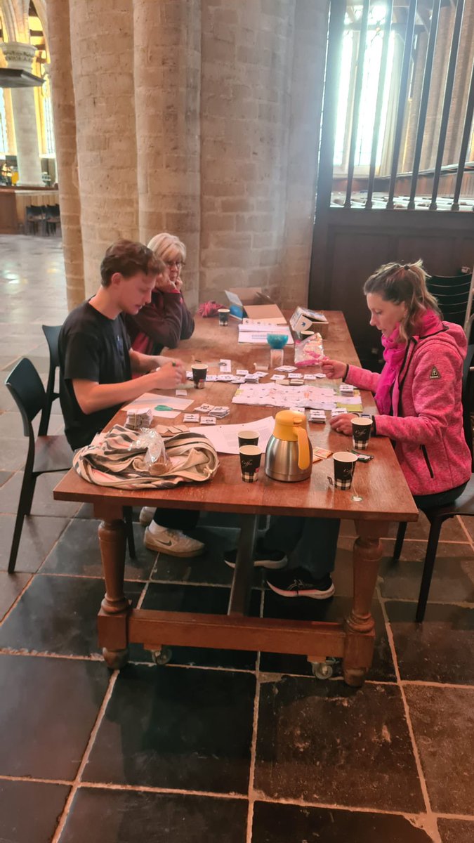 Ondertussen in de Nieuwe Kerk in Delft.... Stoelen worden neergezet in 'concert-opstelling', rijen en stoelen genummerd en het podium opgebouwd. Er moet heel wat gebeuren voor hier morgen de Matthäus Passion kan klinken. Met grote dank aan alle vrijwilligers. We verheugen ons!