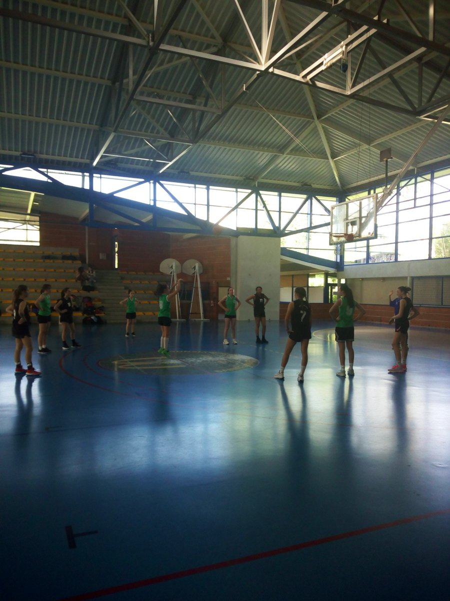 clguzerche's tweet photo. L'équipe de basket du collège s'est déplacée mercredi à St Junien pour disputer le championnat inter académique qui réunissait les 3 meilleures équipes de Nouvelle Aquitaine. Elles peuvent être fières de leur parcours car elles n'ont pas démérité. Bravo aux jeunes officiels. https://t.co/wnblTdgV9Q