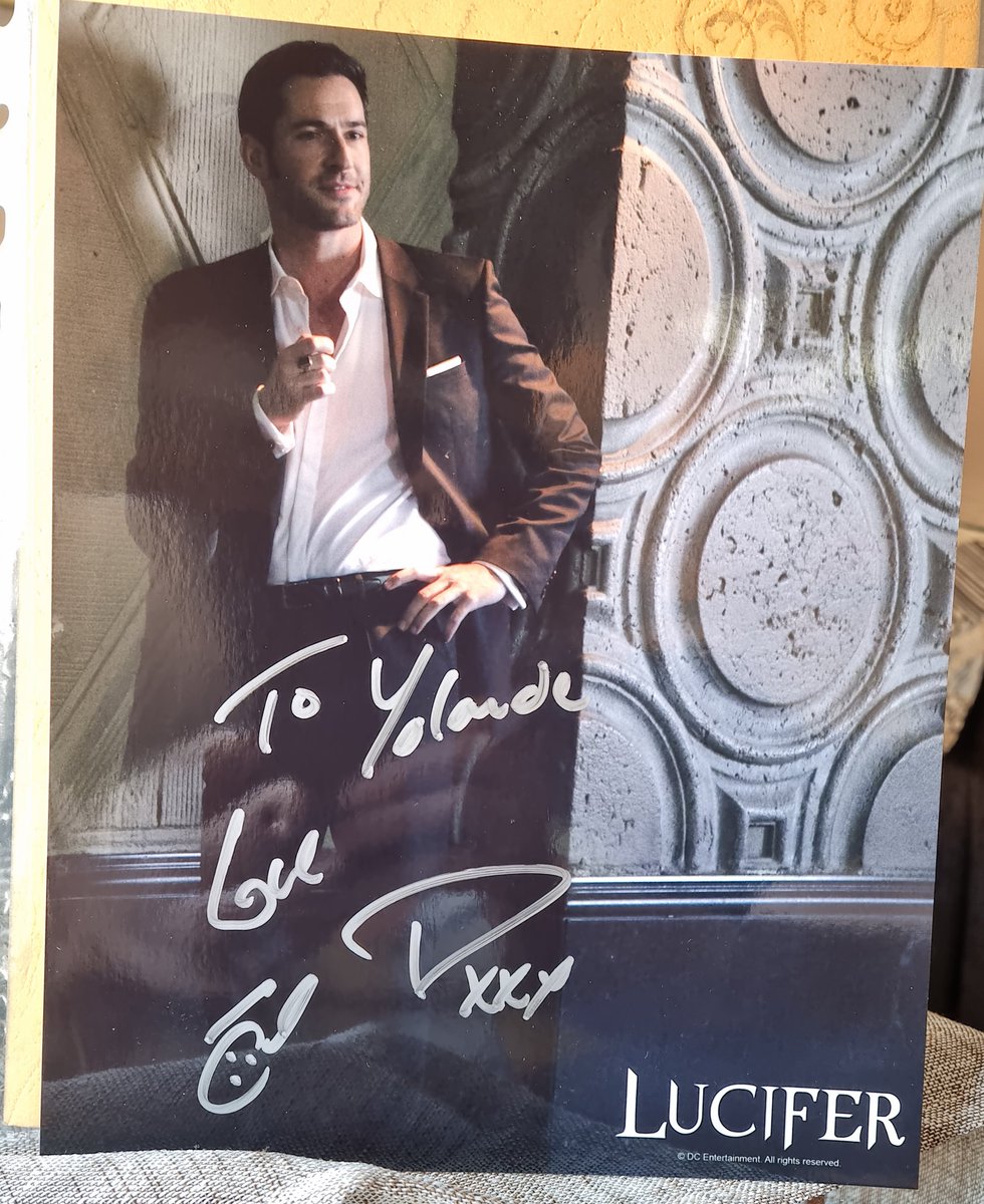 Just wanted to share how grateful and happy I am!When I got my mail this morning, I received one of the cutest gifts in my whole life! Thanks, my peas <a href="/SPlarinou/">Sophia Plarinou</a>  and <a href="/EmmanuelleChas2/">Emmanuelle - 🍁🌰🍂🌰🍁</a> for giving me that unforgettable present and thanks <a href="/tomellis17/">tom ellis</a> for sign it! I love you all❤️❤️