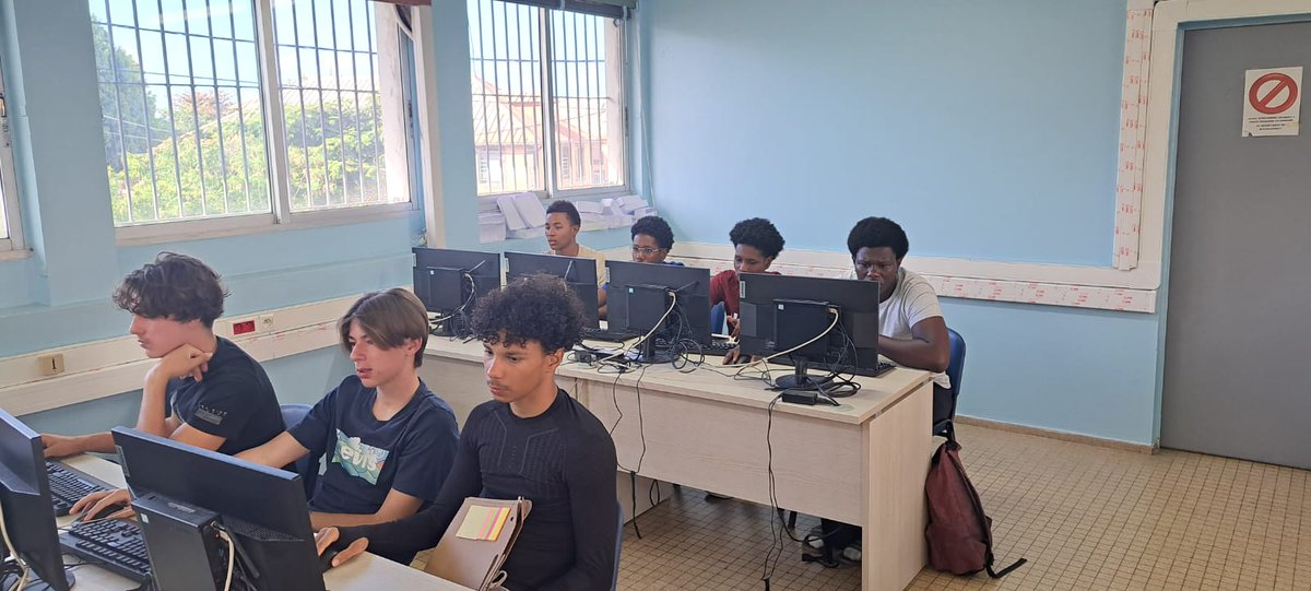 J-1 avant l'examen pour l'obtention du brevet de surveillant de baignade qui se déroulera au #crepsantillesguyane demain avec une trentaine d'élèves du <a href="/LyceeReache/">Lycée Gerville Reache</a> 
Révisions théoriques ce matin au lycée en salle informatique.