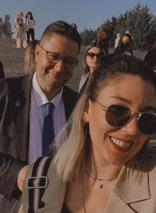 Hem genç, hem kadın olacak, her daim yüzü gülecek. Siyaset için gözü kara olacak. 
İşte budur.
Gönülden tebrik ediyorum. 👏👏👏
Demiş ki : Gençlerin içindeki ateşin Türkiye'yi aydınlığa taşımasını istiyoruz.
23.Dk'dan itibaren.👇
l24.im/ea6xN