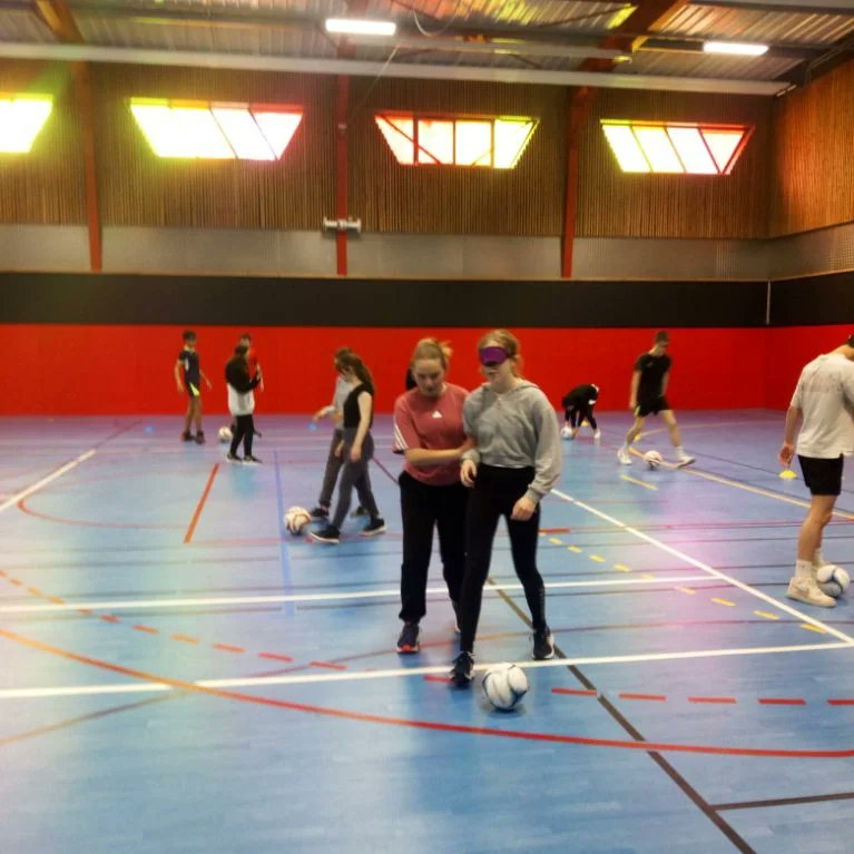 clguzerche's tweet photo. Dans le cadre de la Semaine Olympique et Paralympique, les 3 classes de 4emes ont pu découvrir le Cecifoot, encadrés par Anthony, éducateur spécialisé, et Mme Parrical. https://t.co/uhKFej11nC
