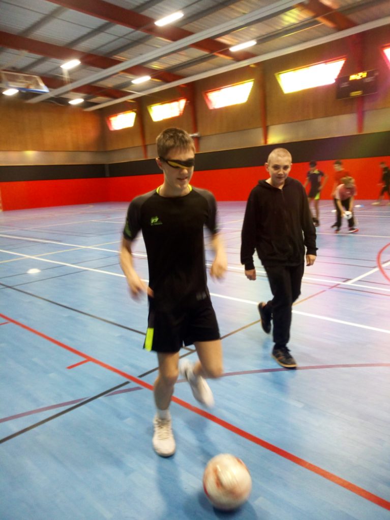 Dans le cadre de la Semaine Olympique et Paralympique, les 3 classes de 4emes ont pu découvrir le Cecifoot, encadrés par Anthony, éducateur spécialisé, et Mme Parrical.